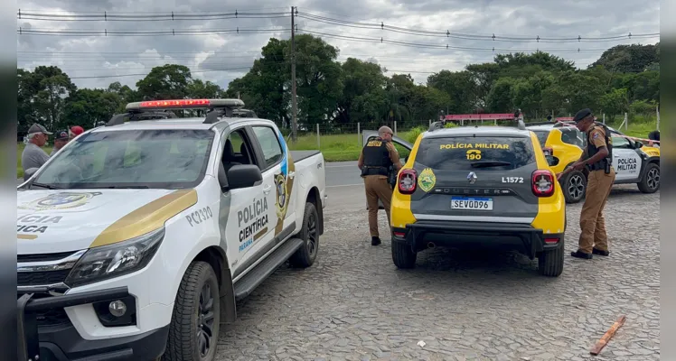 Equipes da Polícia Militar, Polícia Científica e Instituto Médico Legal (IML) para fazer o recolhimento do corpo. 