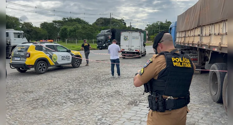 Equipes da Polícia Militar, Polícia Científica e Instituto Médico Legal (IML) para fazer o recolhimento do corpo. 