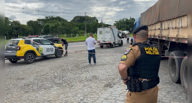 Equipes da Polícia Militar, Polícia Científica e Instituto Médico Legal (IML) para fazer o recolhimento do corpo. 