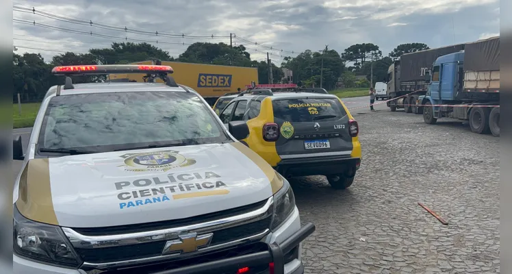 Equipes da Polícia Militar, Polícia Científica e Instituto Médico Legal (IML) para fazer o recolhimento do corpo. 