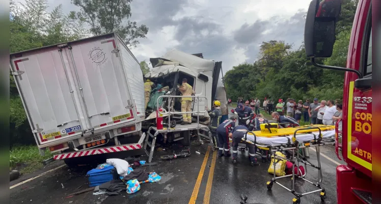 Família que estava na carreta, com placas de Cerquilho (SP), ficou ferida e foi encaminhada ao hospital em Ponta Grossa. 
