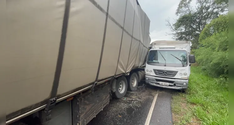 Família que estava na carreta, com placas de Cerquilho (SP), ficou ferida e foi encaminhada ao hospital em Ponta Grossa. 