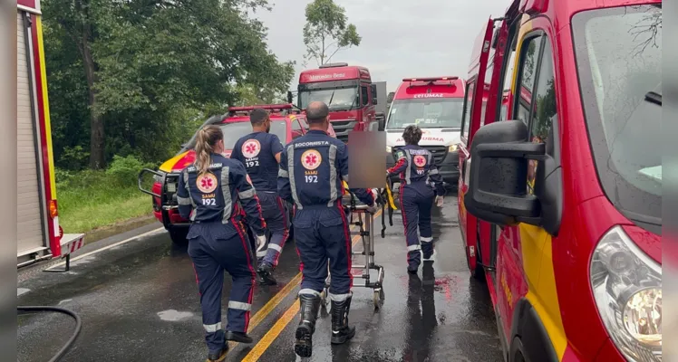 Família que estava na carreta, com placas de Cerquilho (SP), ficou ferida e foi encaminhada ao hospital em Ponta Grossa. 