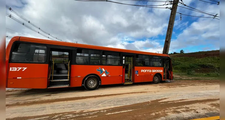 Ônibus colide em poste no Lago de Olarias e seis pessoas ficam feridas