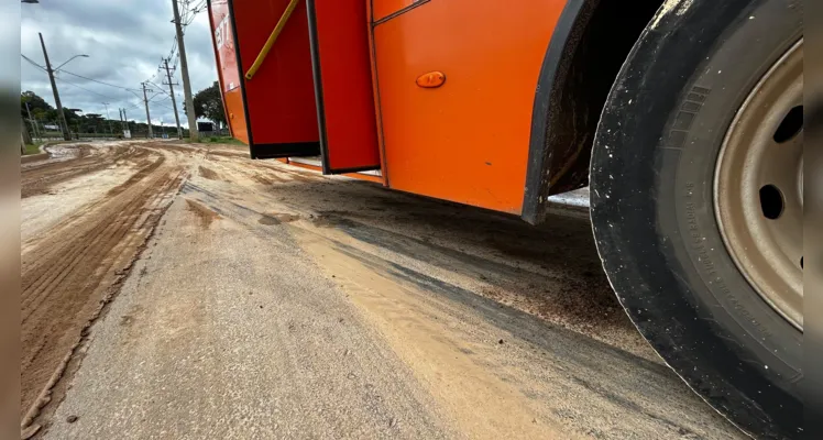 Ônibus colide em poste no Lago de Olarias e seis pessoas ficam feridas