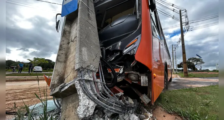 Ônibus colide em poste no Lago de Olarias e seis pessoas ficam feridas