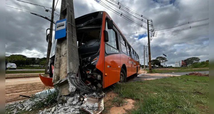 Colisão envolveu coletivo da linha Terminal Uvaranas/Oficinas