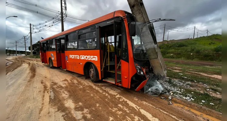 Colisão envolveu coletivo da linha Terminal Uvaranas/Oficinas