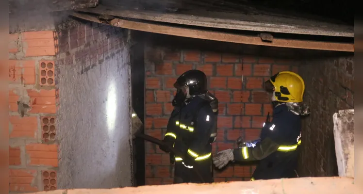 Bombeiros combateram as chamas na madrugada desta quarta