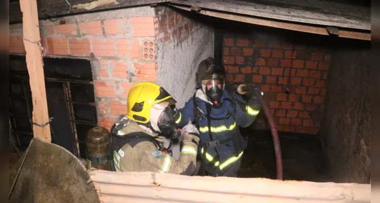 Casa é destruída pelas chamas na Coronel Cláudio; idoso fica ferido