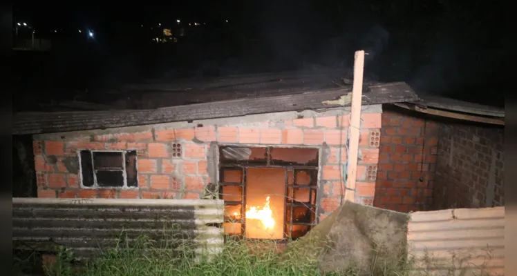 Bombeiros combateram as chamas na madrugada desta quarta