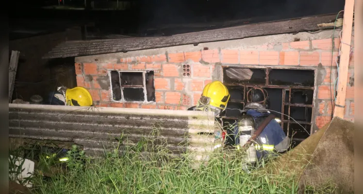 Casa é destruída pelas chamas na Coronel Cláudio; idoso fica ferido