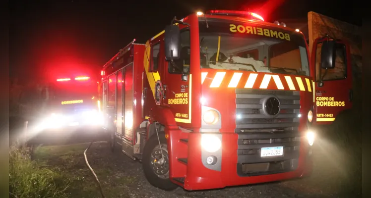 Casa é destruída pelas chamas na Coronel Cláudio; idoso fica ferido