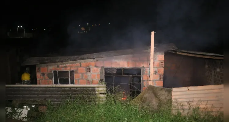 Casa é destruída pelas chamas na Coronel Cláudio; idoso fica ferido