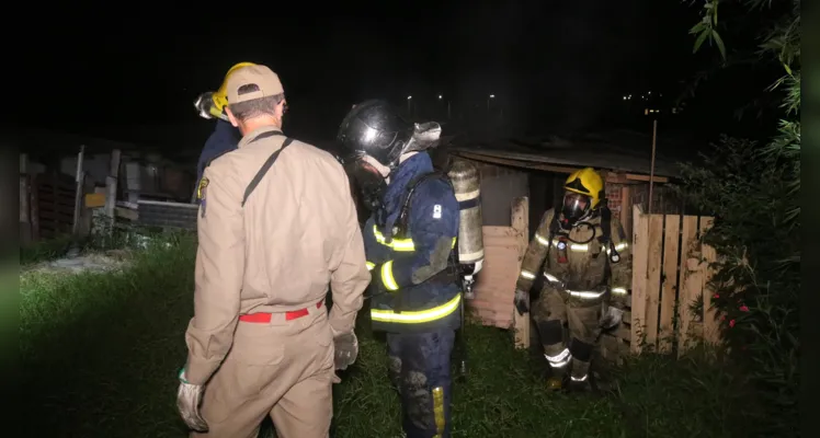 Casa é destruída pelas chamas na Coronel Cláudio; idoso fica ferido