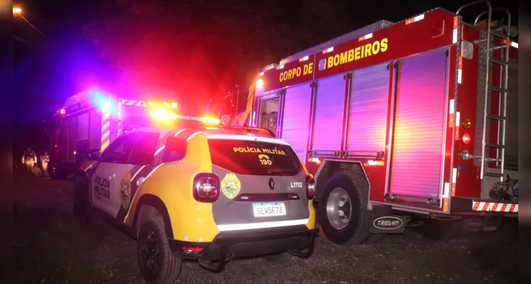 Casa é destruída pelas chamas na Coronel Cláudio; idoso fica ferido