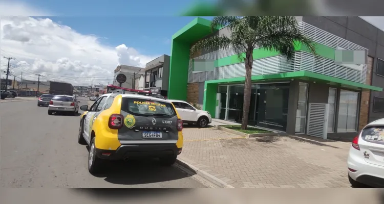 Uma equipe de Trânsito Municipal e da Polícia Militar estiveram no local para registrar boletim da ocorrência. 