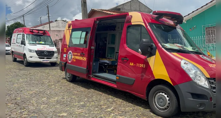 As equipes prestaram os primeiros atendimento à vítima e encaminharam à casa hospitalar. 