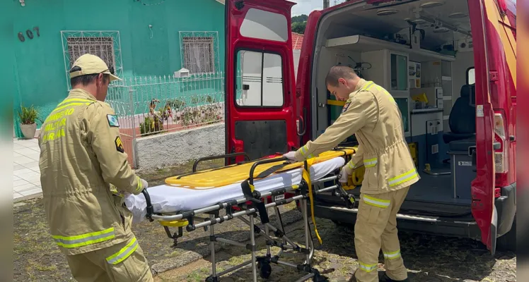 As equipes prestaram os primeiros atendimento à vítima e encaminharam à casa hospitalar. 