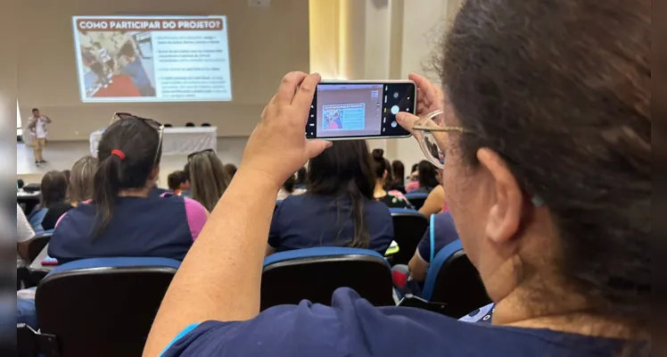 Durante a oficina, os educadores puderam conhecer as novidades do Vamos Ler para 2024