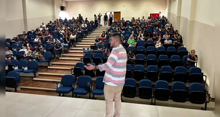 Durante a oficina, os educadores puderam conhecer as novidades do Vamos Ler para 2024