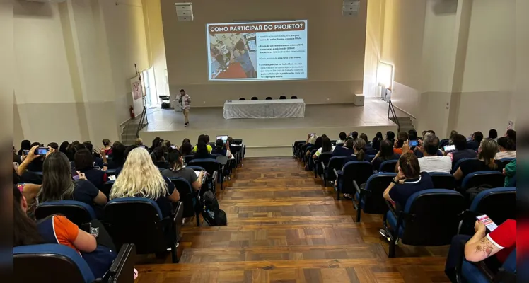 Durante a oficina, os educadores puderam conhecer as novidades do Vamos Ler para 2024