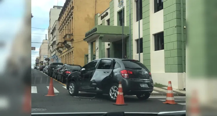 Acidente na 'Santana' dificulta trânsito no Centro de PG