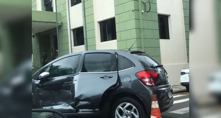 Acidente na 'Santana' dificulta trânsito no Centro de PG