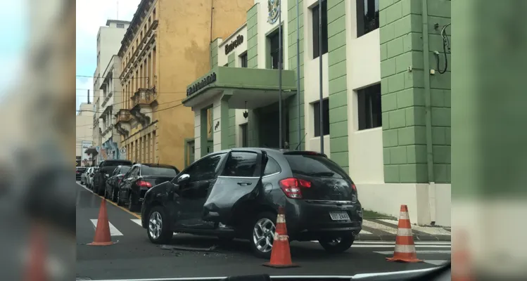 Acidente na 'Santana' dificulta trânsito no Centro de PG