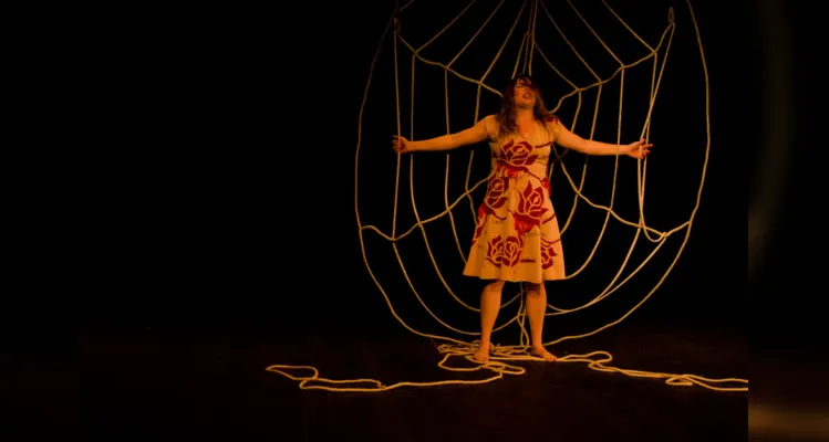 O espetáculo teatral é um drama baseado em relatos reais de mulheres.
