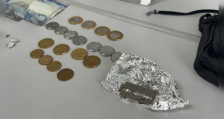 Jovem é flagrado vendendo drogas no centro de PG