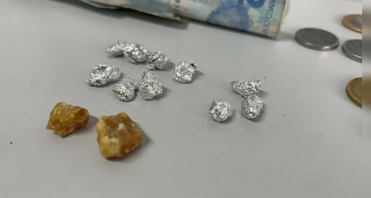 Jovem é flagrado vendendo drogas no centro de PG