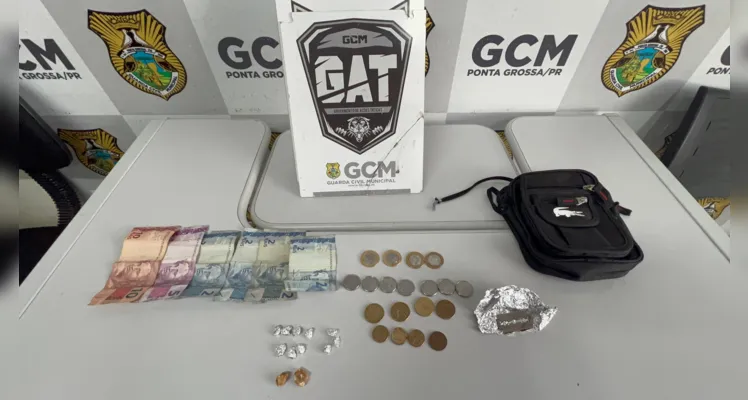 Jovem é flagrado vendendo drogas no centro de PG