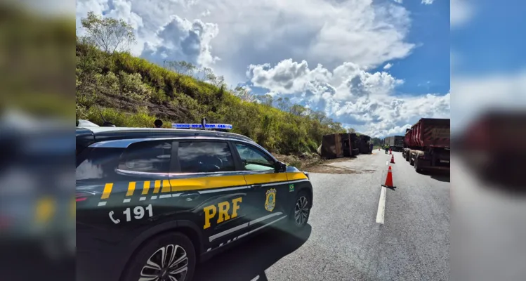 Equipe do Departamento de Estradas de Rodagem (DER) e da Polícia Rodoviária Federal (PRF) estiveram no local fazendo a sinalização. A faixa da esquerda da via foi bloqueada. 