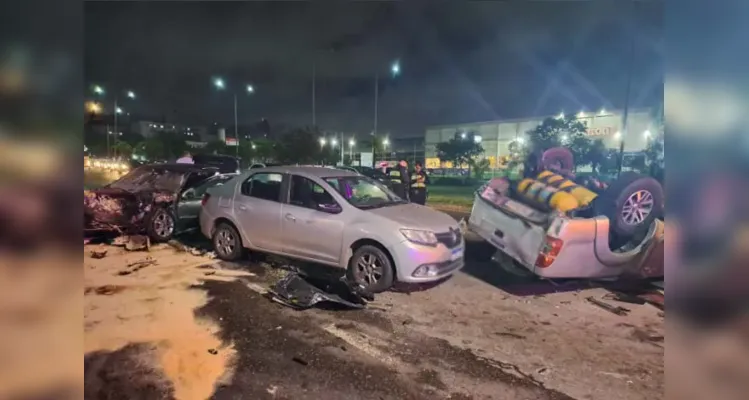 Acidente aconteceu na madrugada deste sábado (27) 