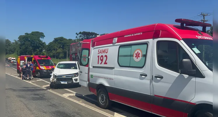 Colisão de dois carros na Souza Naves deixa 4 feridos