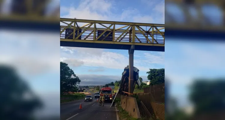 Camionete foi parar no anteparo próximo a passarela que dá acesso ao Santa Paula