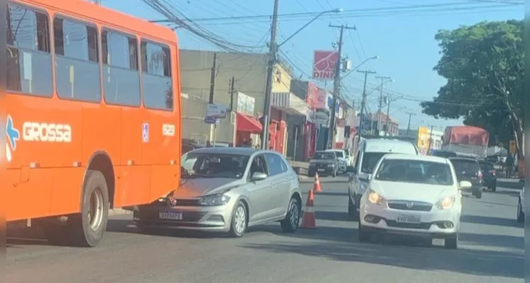 Carro bate em ônibus da VCG em frente à UPA Santa Paula
