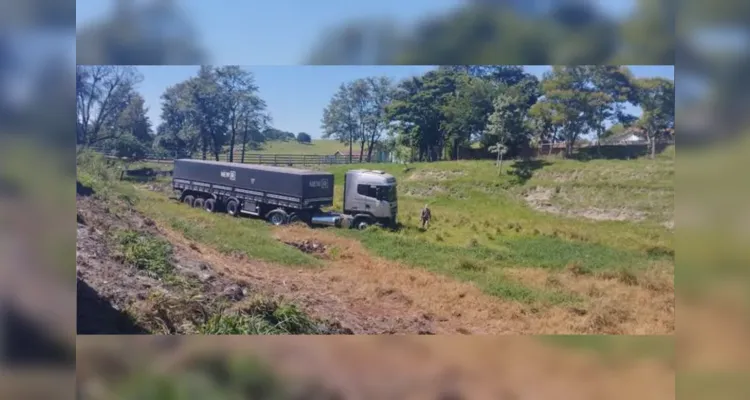 O condutor da carreta, de 36 anos, foi encaminhado para o hospital de Antônio da Platina.