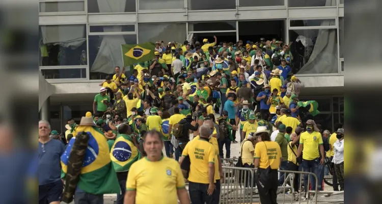 Cenas mostram caos em Brasília ocasionado por golpistas