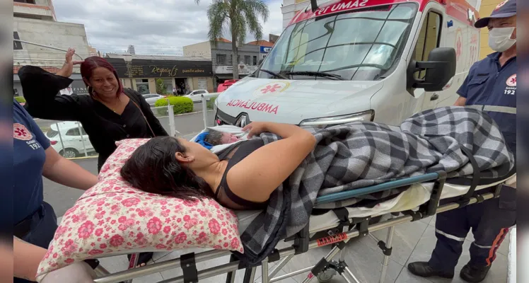 A mãe, Natali, e a filha, Ísis, chegando na Santa Casa de Ponta Grossa 