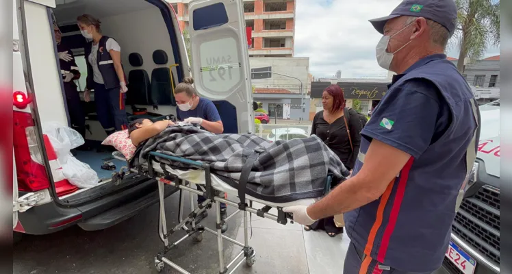 A mãe, Natali, e a filha, Ísis, chegando na Santa Casa de Ponta Grossa 