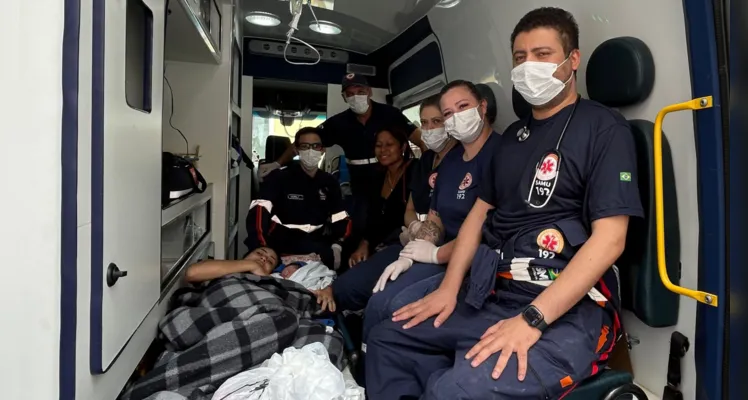 Equipe do Samu que realizou o parto junto de mãe e filha