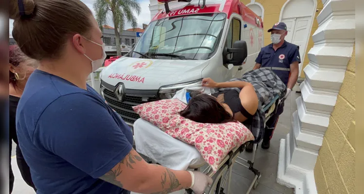 A mãe, Natali, e a filha, Ísis, chegando na Santa Casa de Ponta Grossa 