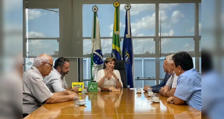 Lideranças do Executivo e da empresa na Prefeitura.