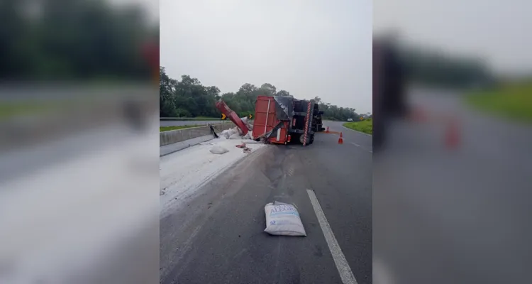 Caminhão carregado com açúcar tomba na BR-376; um ferido