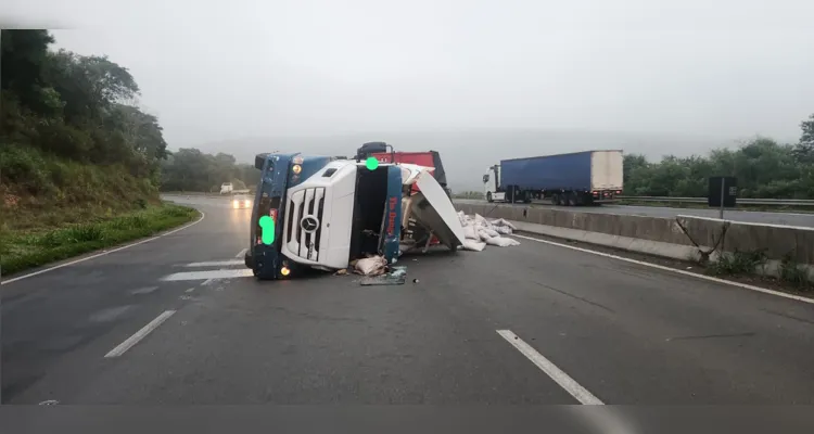 Caminhão carregado com açúcar tomba na BR-376; um ferido