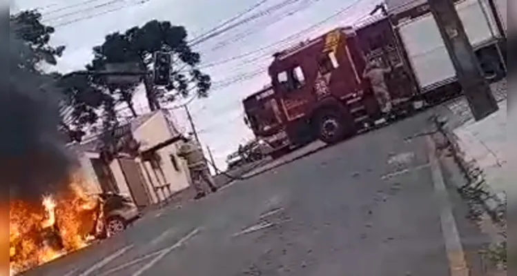 Carro é tomado pelas chamas após colidir com imóvel
