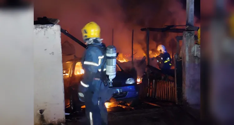 Incêndio aconteceu na noite desta quarta-feira (07) 