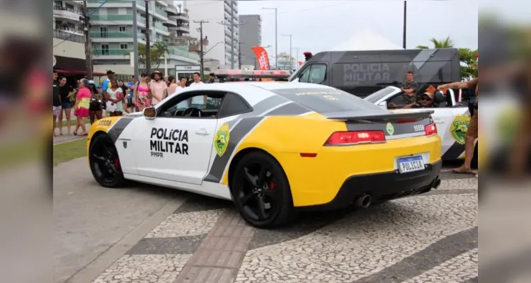 PM em viaturas de luxo impressionam turistas no litoral do Paraná